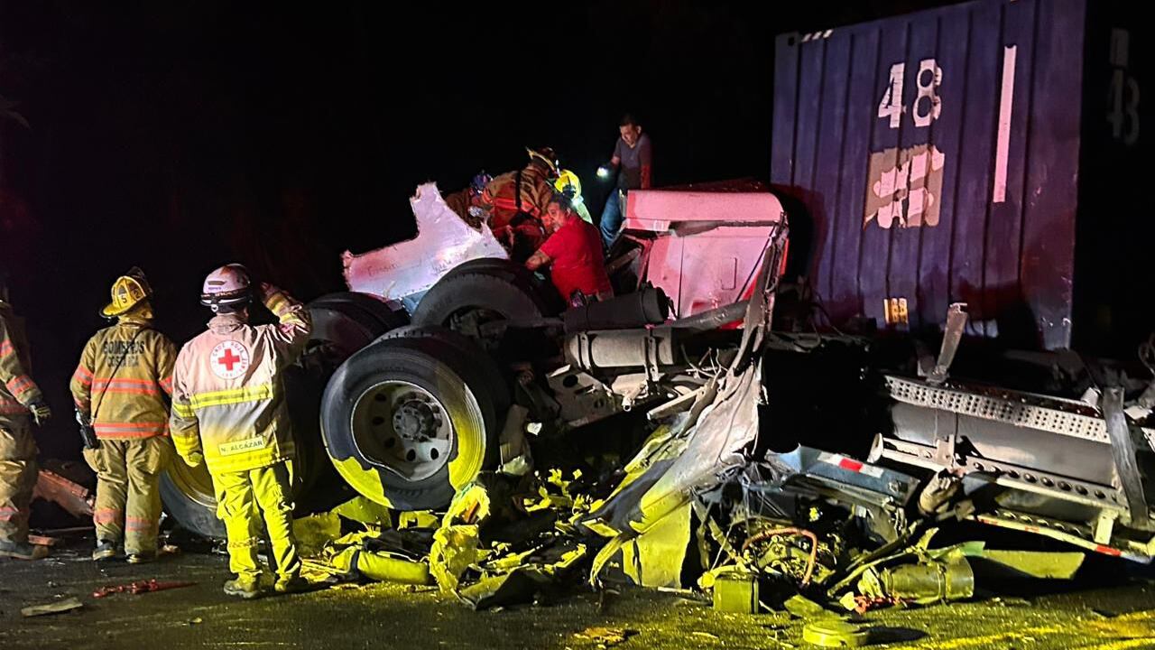 Un trailero de apellido Zapata, de 36 años y de nacionalidad nicaragüense es la víctima mortal del choque entre cabezales que ocurrió la noche de este jueves en la carretera Braulio Carrillo, conocida como la ruta 32. Foto: Cortesía para LT