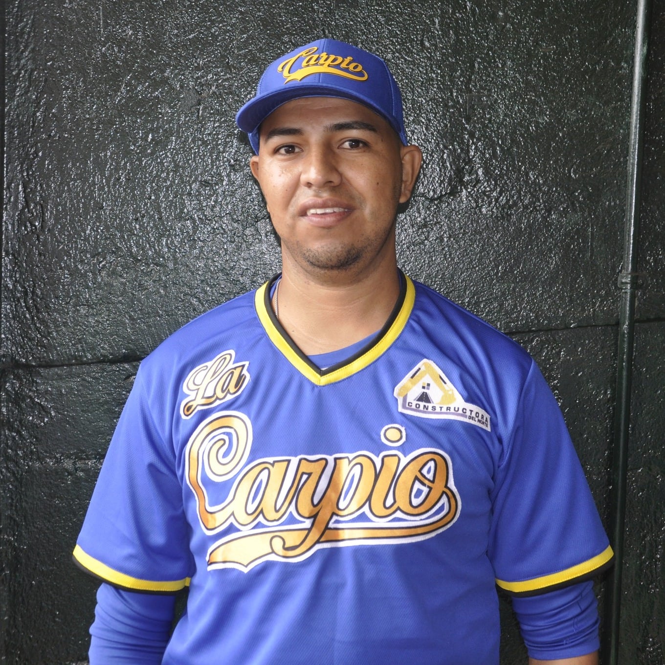 El receptor Héctor Flores López nació el 20 de octubre de 1993 en Santa Teresa de Carazo, Nicaragua, en un barrio sencillo llamado La Ceiba, donde el béisbol no es solo deporte: es parte de la vida.
