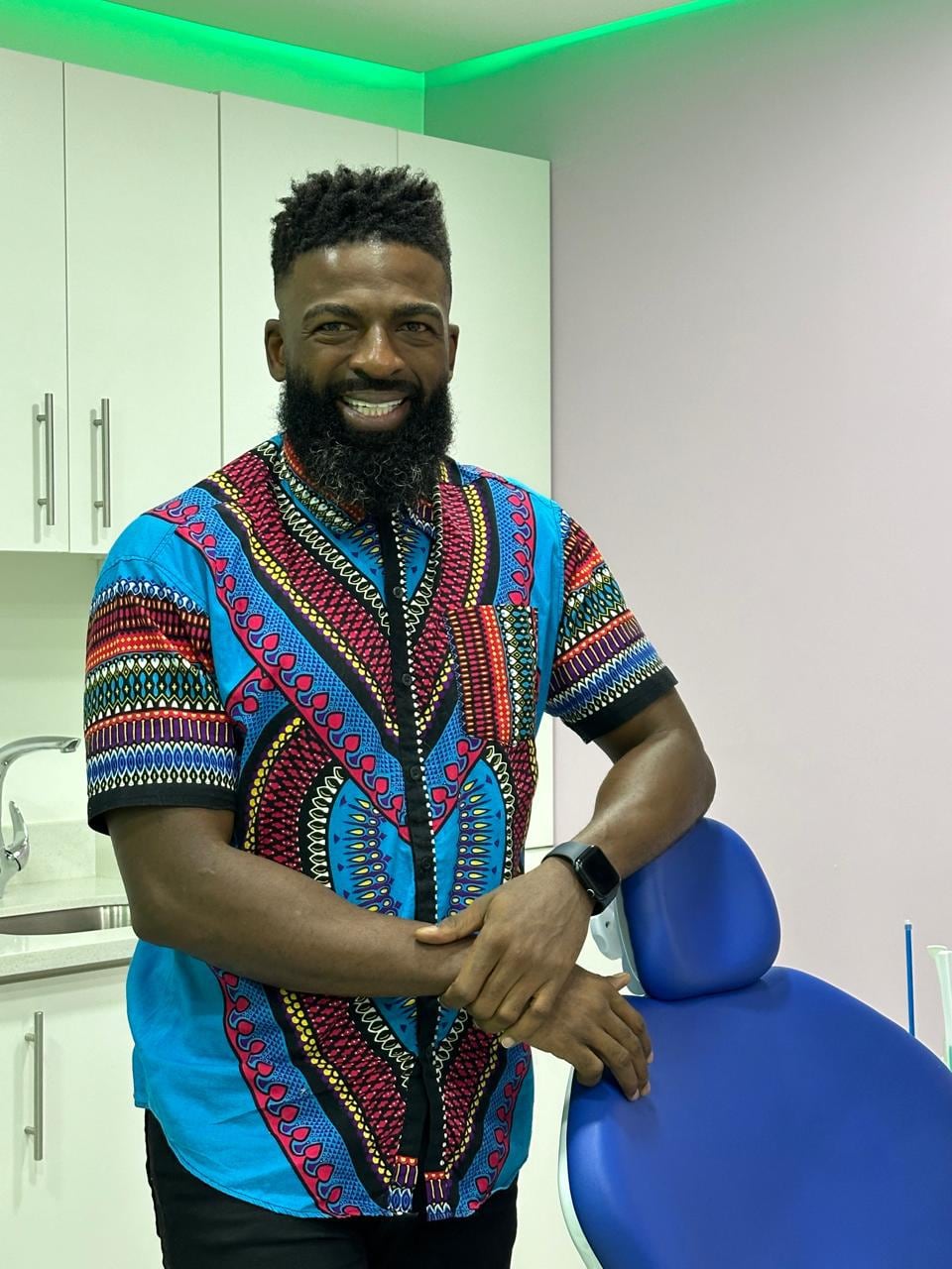 Doctor Adjas Roper Davis, ortopediatra de los famositicos y panelista de Buen día.