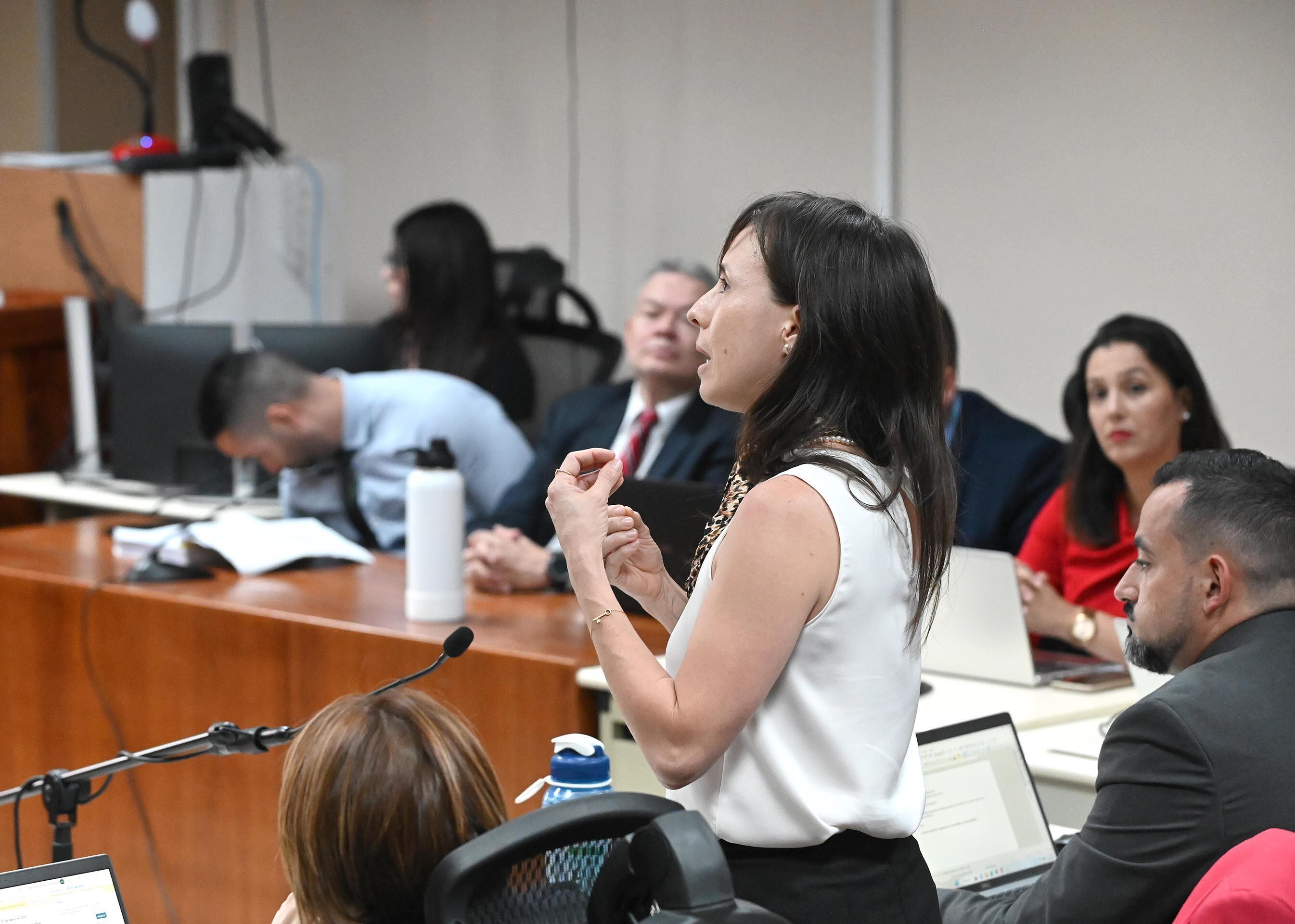 28 de mayo del 2025. Tribunales de Goicoechea. 13:00 hrs. Un nuevo tribunal encabezado por el juez Alexander Salazar decidió aplazar por un mes mas el juicio que se sigue por el caso de la Trocha. A solicitud de los defensores de los  acusados quienes argumentaron poco o nulo conocimiento del caso pues en días recientes fueron asignados para ese fin.  En la foto: El abogado Fernando Apuy (izq) escucha la intervención de la defensa.  Foto: Albert Marín .