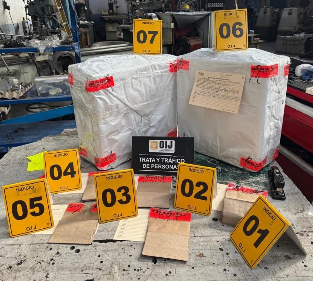 Los agentes decomisaron gran cantidad de evidencia durante el allanamiento por producción y difusión de pornografía