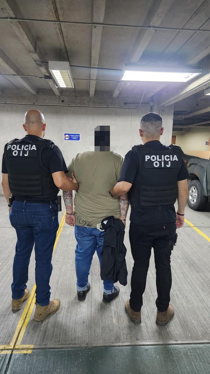 Un sujeto de apellido Ramírez, de 28 años, es sospechoso de estafa, al usar nombres de clientes de telefonía para pedir préstamos a nombre de ellos. Foto: OIJ