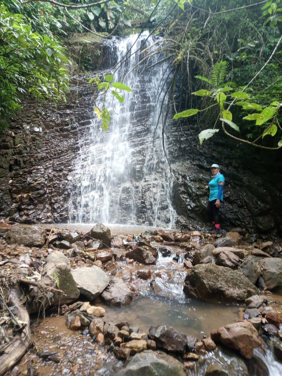 Dinorah Mesén en catarata Londres