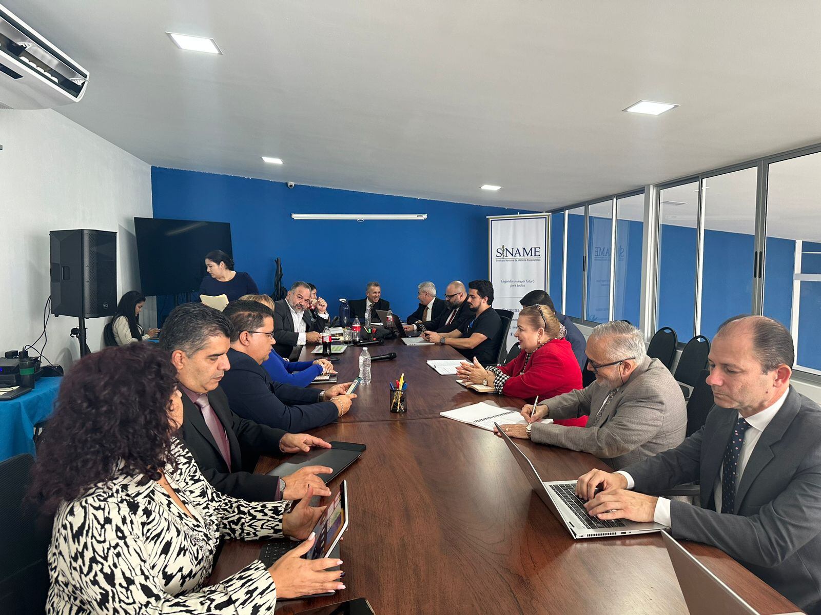 Este lunes por la tarde, la junta directiva de la CCSS se reunió con el Siname.