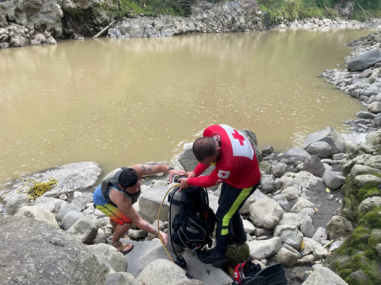 Buceadores de la Cruz Roja dieron con el cuerpo del joven que estaba cerca de donde se hundió.  Foto: Cruz Roja.