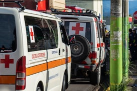 Vehículo cae a precipicio de 50 metros en El Guarco y cruzrojistas trabajan para rescatar al conductor