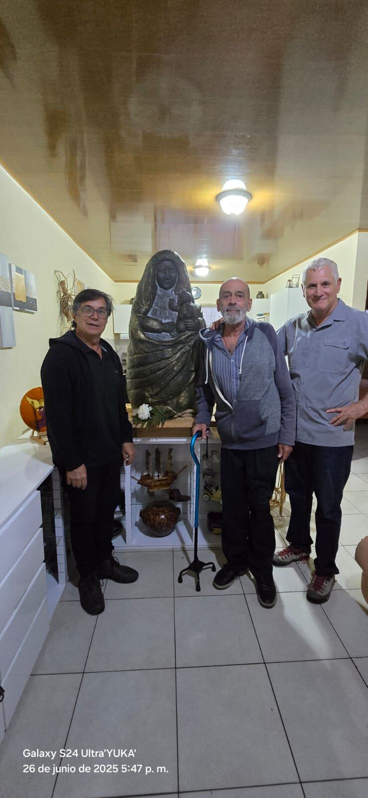 José Francisco Valerio Arce cumplió 31 años de organizar la caravana de la virgencita en honor a la Negrita de los Ángeles, este 2025 también luchó por una ermita en la Casa de la Cultura de la comunidad y la imagen de 1 metro la hizo el escultor Luis Alonso Ramírez como parte de la colección "Desde el origen". En la foto de izquierda a derecha, el escultor Luis Alonso Ramírez, José Valerio y José González.