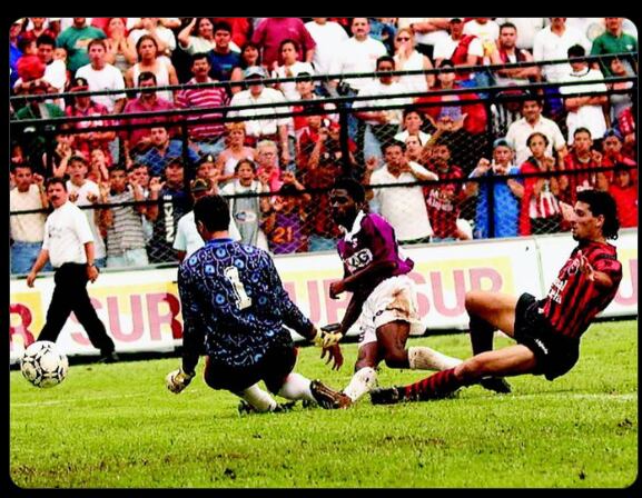 Aficionados de Saprissa inundaron las redes de la Liga con jugadas historicas del cuadro morado. Twitter.