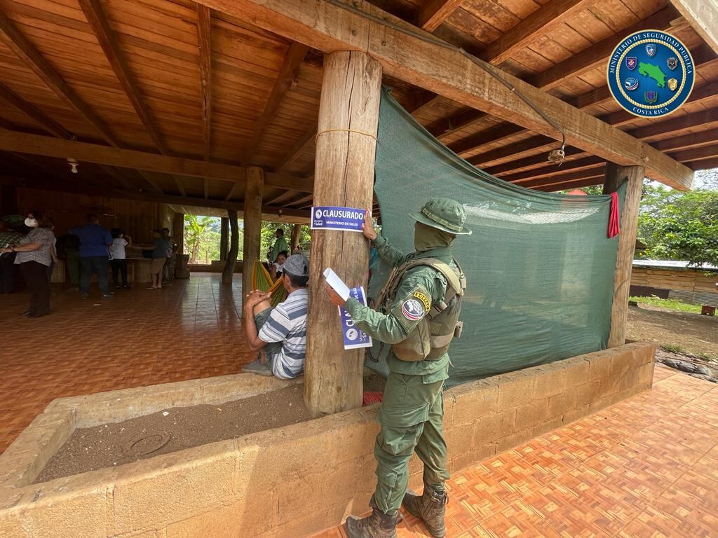 Autoridades policiales intervienen dos cuarterías utilizadas por mineros ilegales en Crucitas. Foto MSP.