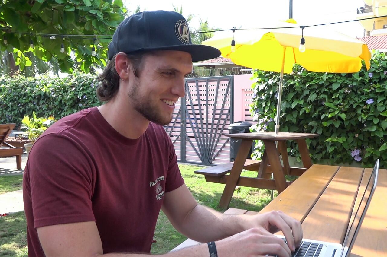 Costa Rica se ha convertido en un destino ideal para extranjeros que escogen trabajar remotamente. El país, dicen, les ofrece un adecuado manejo de la pandemia y la posibilidad de combinar las labores de sus países de residencia con clases de surf, paseos a la montaña y el Pura Vida.