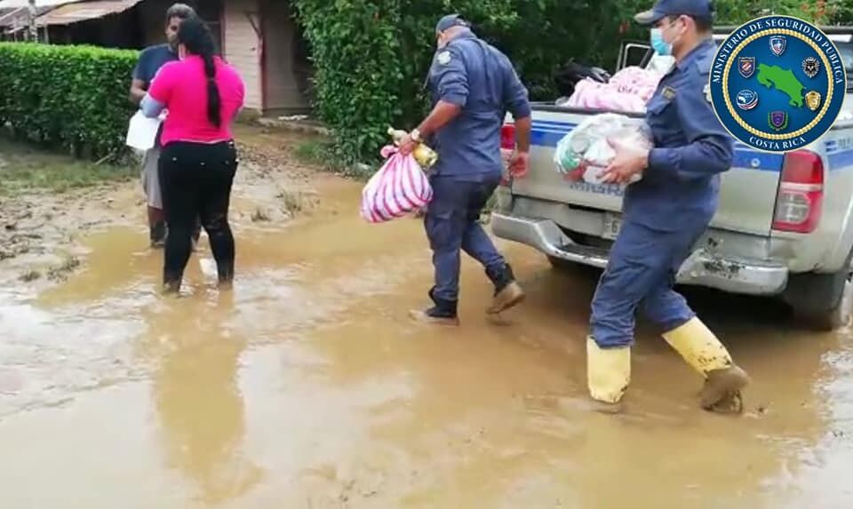 CNE continua atendiendo a personas afectadas por la influencia indirecta del paso del huracán Eta. Foto MSP.