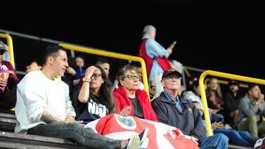Aficionada al Herediano llegó al estadio Saprissa para complacer a un ser querido