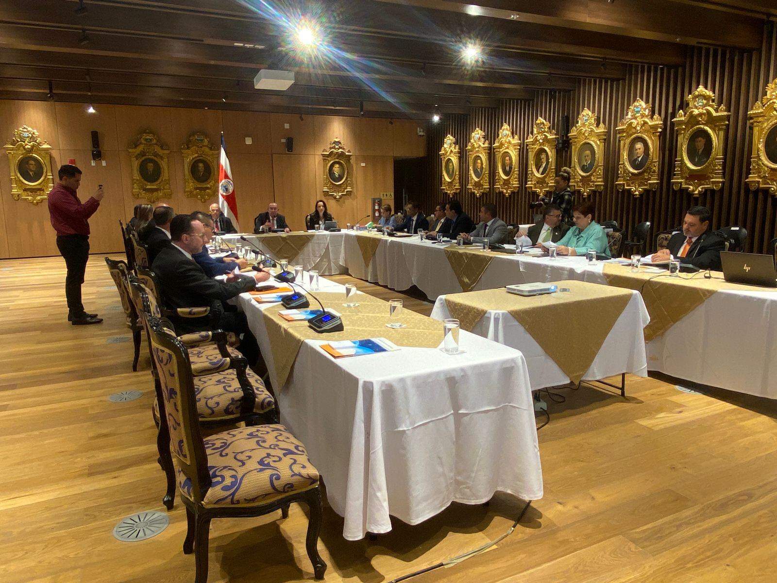 Los jefes de las seis fracciones legislativas se reunieron con la Comisión de Seguridad y Narcotráfico, Corte Suprema, OIJ, ICD y Ministerio de la Presidencia, para analizar los 10 proyectos de seguridad ciudadana impulsados por los supremos poderes, a fin de evaluar una posible vía rápida en el Congreso.