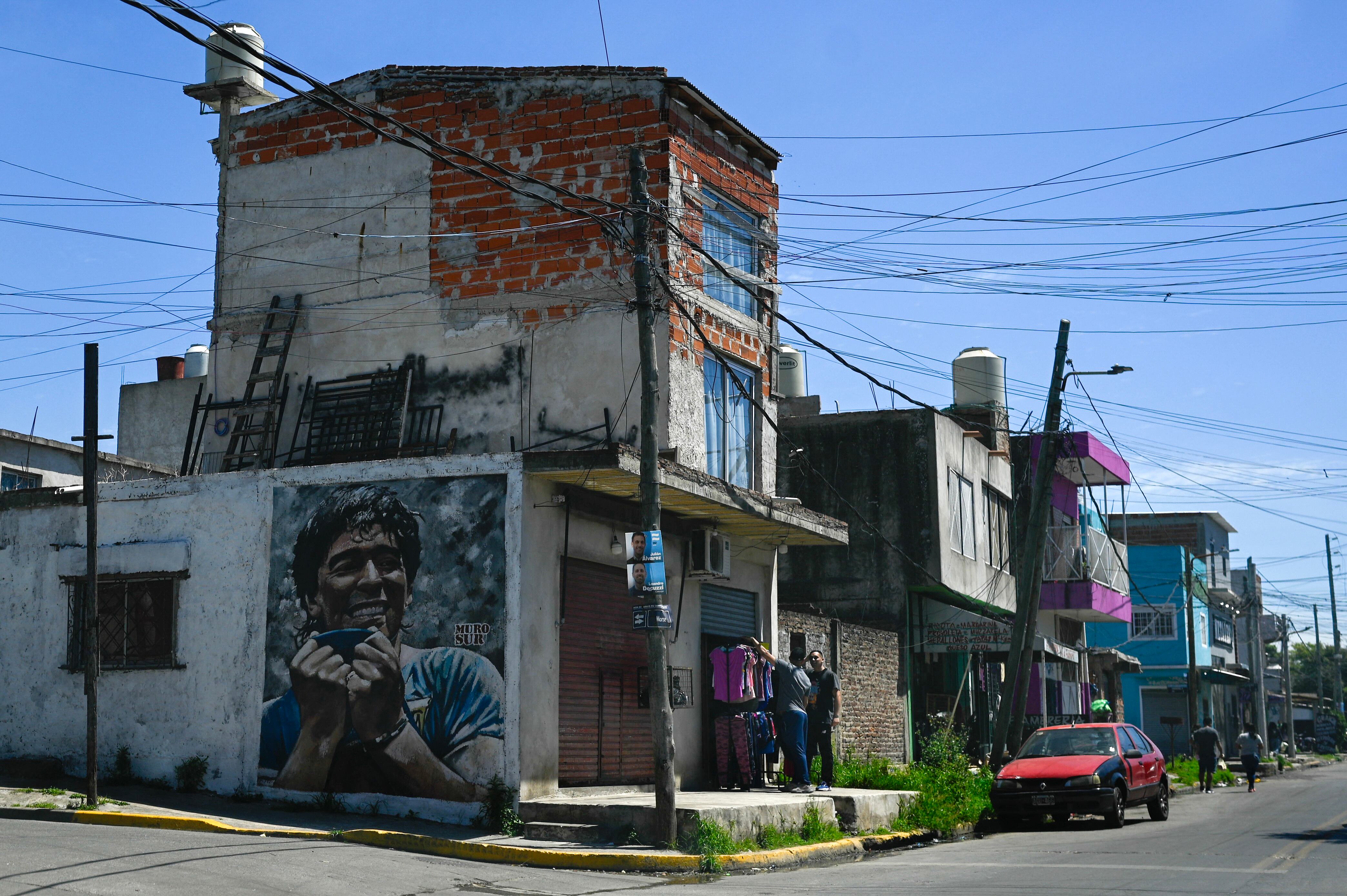 El rostro de Diego Maradona sigue presente en las calles de Villa Fiorito, donde los vecinos luchan por sobrevivir en medio de la crisis.