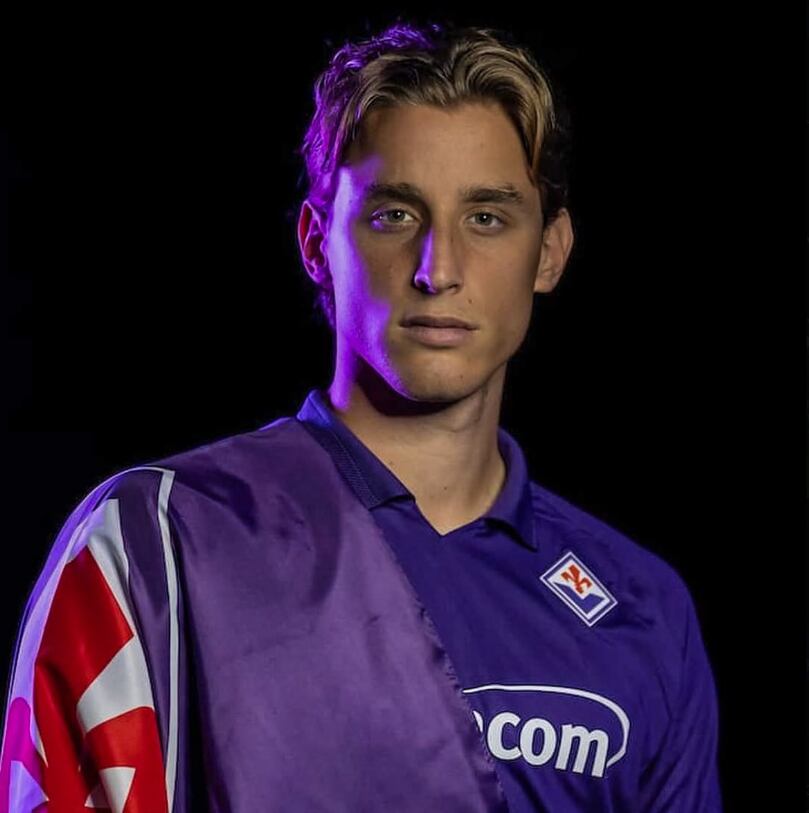 Edoardo Bove, jugador de la Fiorentina se desplomó al minuto 17 del juego entre su equipo y el Inter. Captura de pantalla.