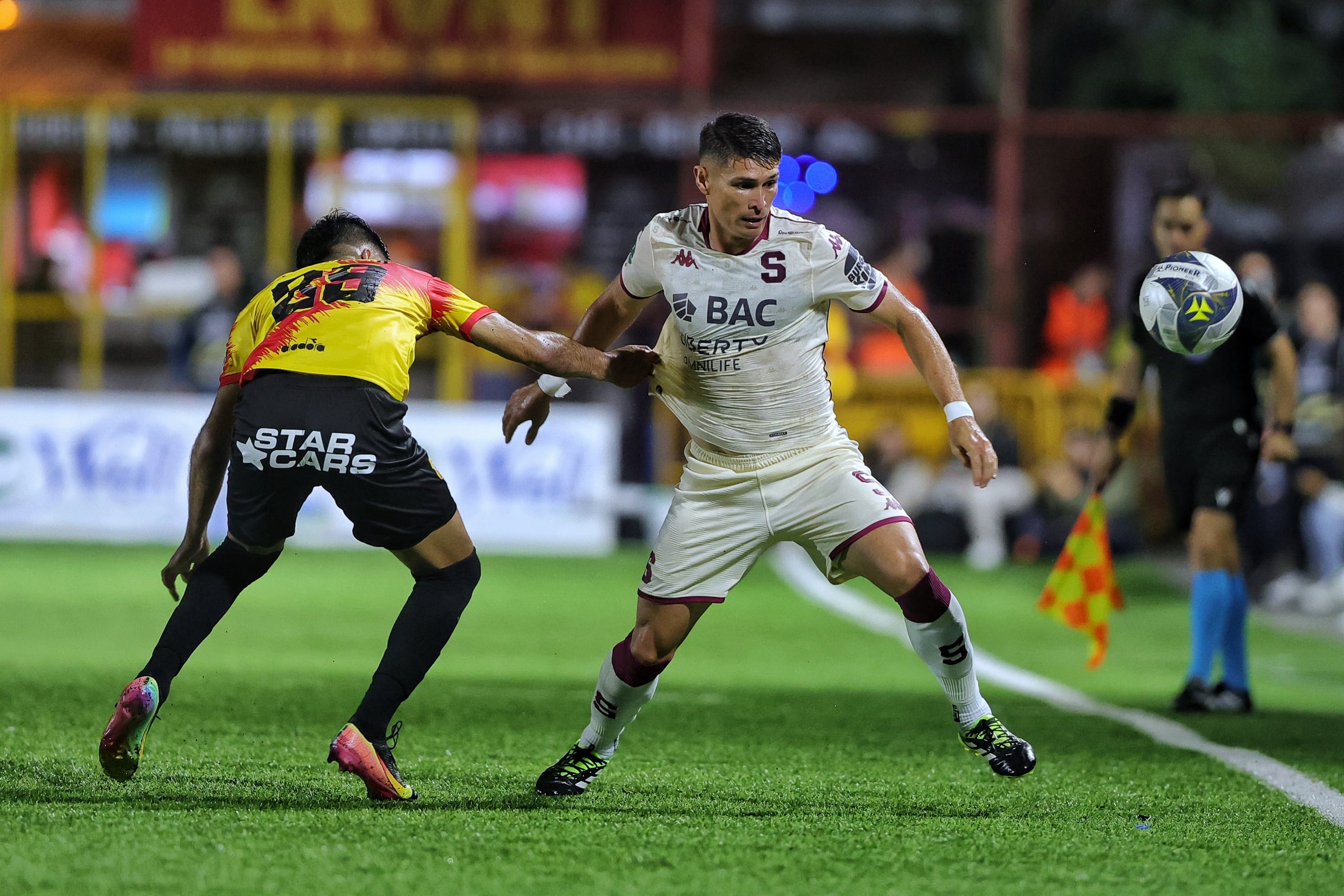 17/09/2025/ Juego entre el Club Sport Herediano vs Saprissa por el torneo apertura 2025 de la Liga Promerica en el estadio Carlos Alvarado / foto John Durán