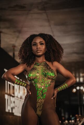 Karina Ramos presentó la sensual pasarela de Joel Álvarez con su Black Tape Project.