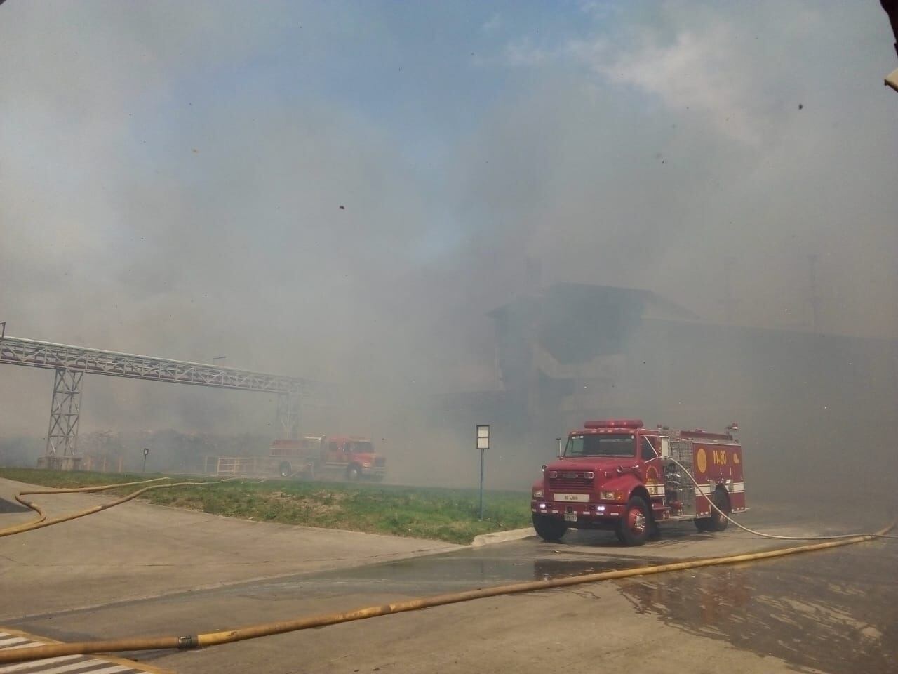Incendio en Empaques Santa Ana, en el Coyol de Alajuela. Foto Shirley Vásquez.