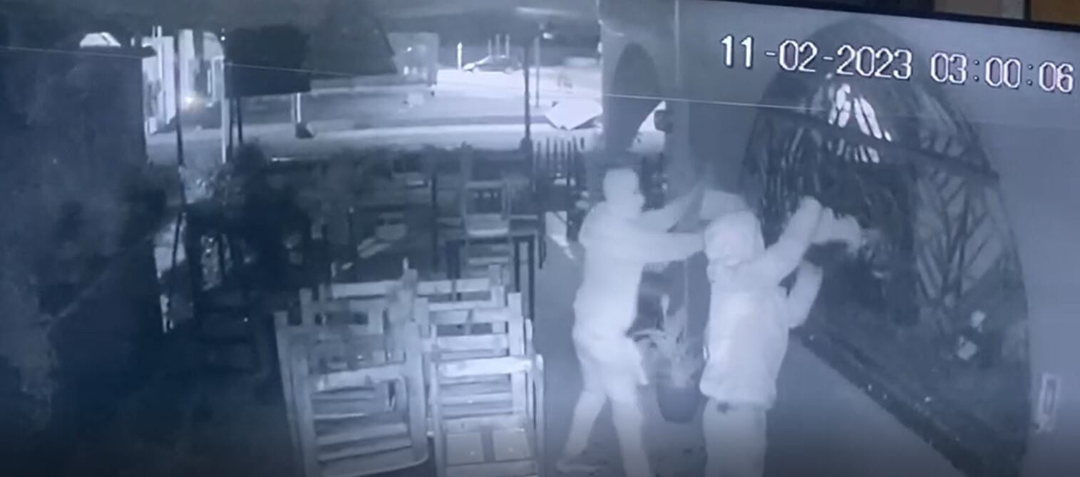 Los sujetos rociaron todo el local con gasolina, Captura de video.