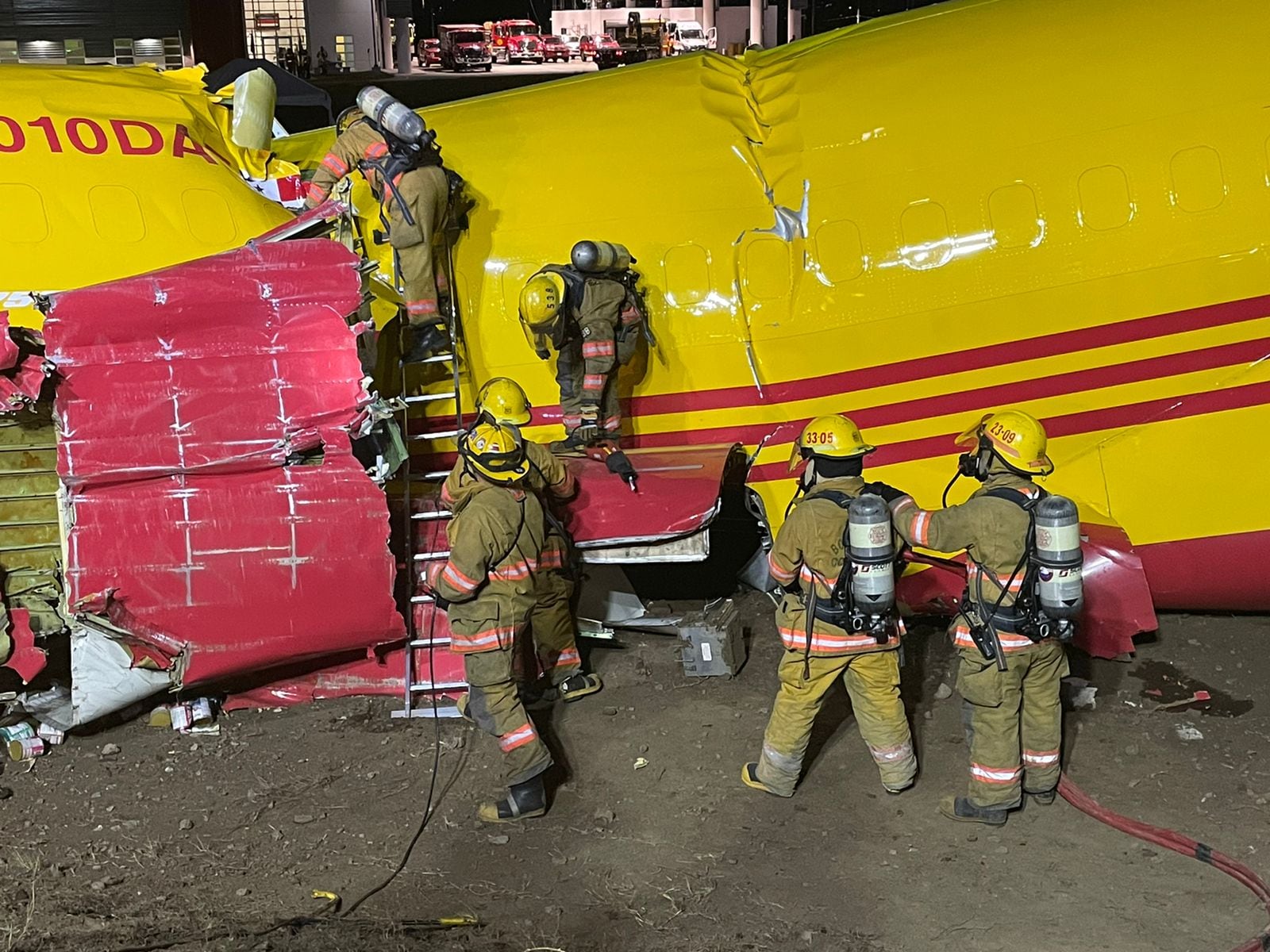 A partir de las 5 de la mañana de este 13 de abril, Miércoles Santo, cuando Bomberos de Costa Rica confirmó que la zona estaba segura, se comenzaron los trabajo para quitar el avión de DHL que se partió en el aeropuerto Juan Santamaría