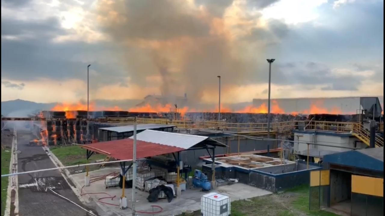 Incendio en Empaques Santa Ana, en el Coyol de Alajuela. Foto Bomberos.