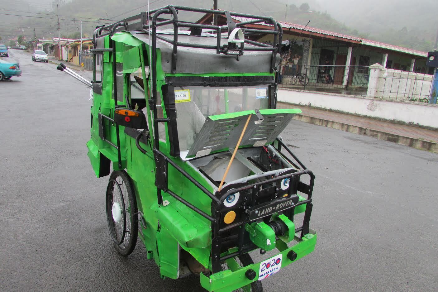 Carro hecho con la combinación de una silla de ruedas y una bicicleta para tranposrtar a Orlando Arias.