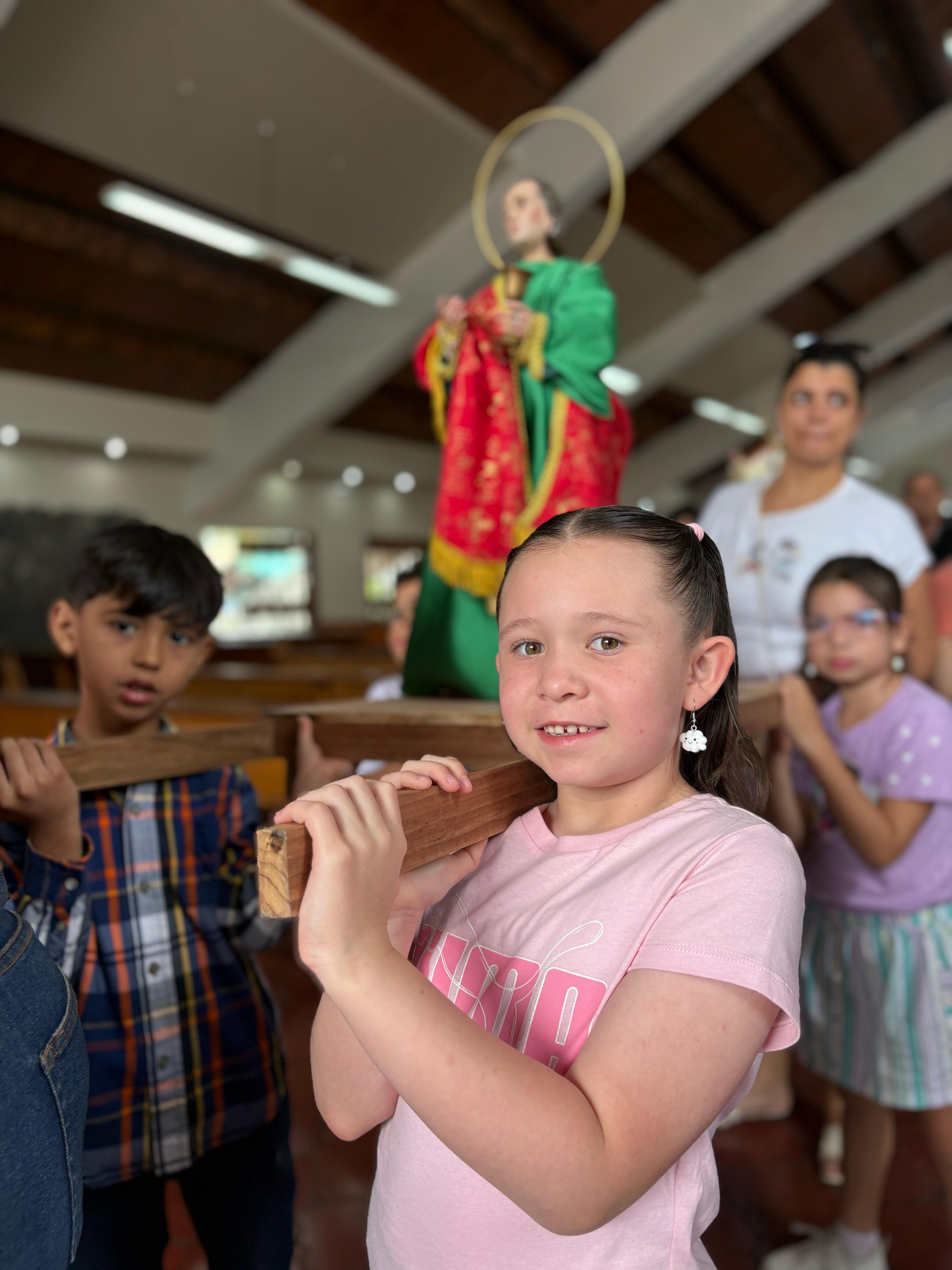 Un “Jesucristico en el sepulcritico”, una “virgencita de los dolorcitos”, un “Nazarenito”, entre otras imágenes pequeñitas, fueron cargadas por niños de la parroquia San Rafael Arcángel de San Rafael Arriba de Desamparados.  En la foto, la niña Kimberly Arroyo cargando una imagen de San Juan.