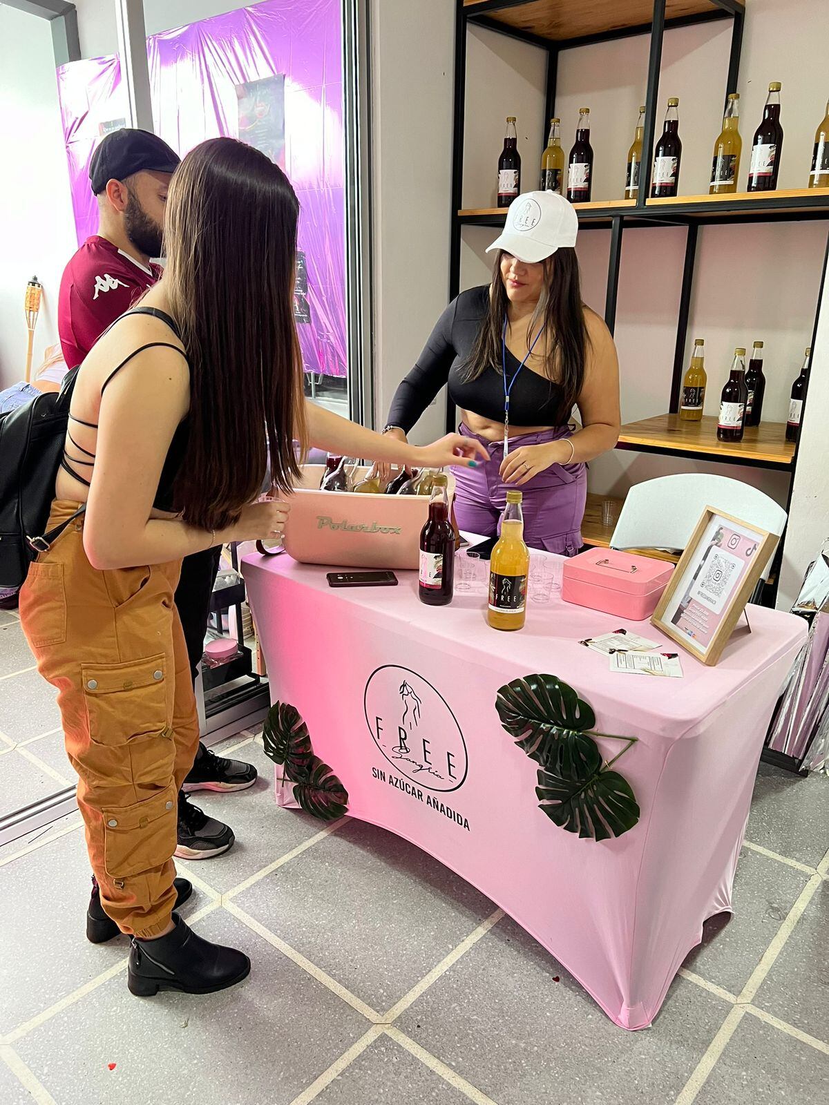 Génesis Solano Márquez tiene 28 años y una determinación que impresiona. Esta joven vecina de San José es la mente, el corazón y las manos detrás de Free Sangría, una marca nacional de bebidas sin azúcar que nació en plena pandemia