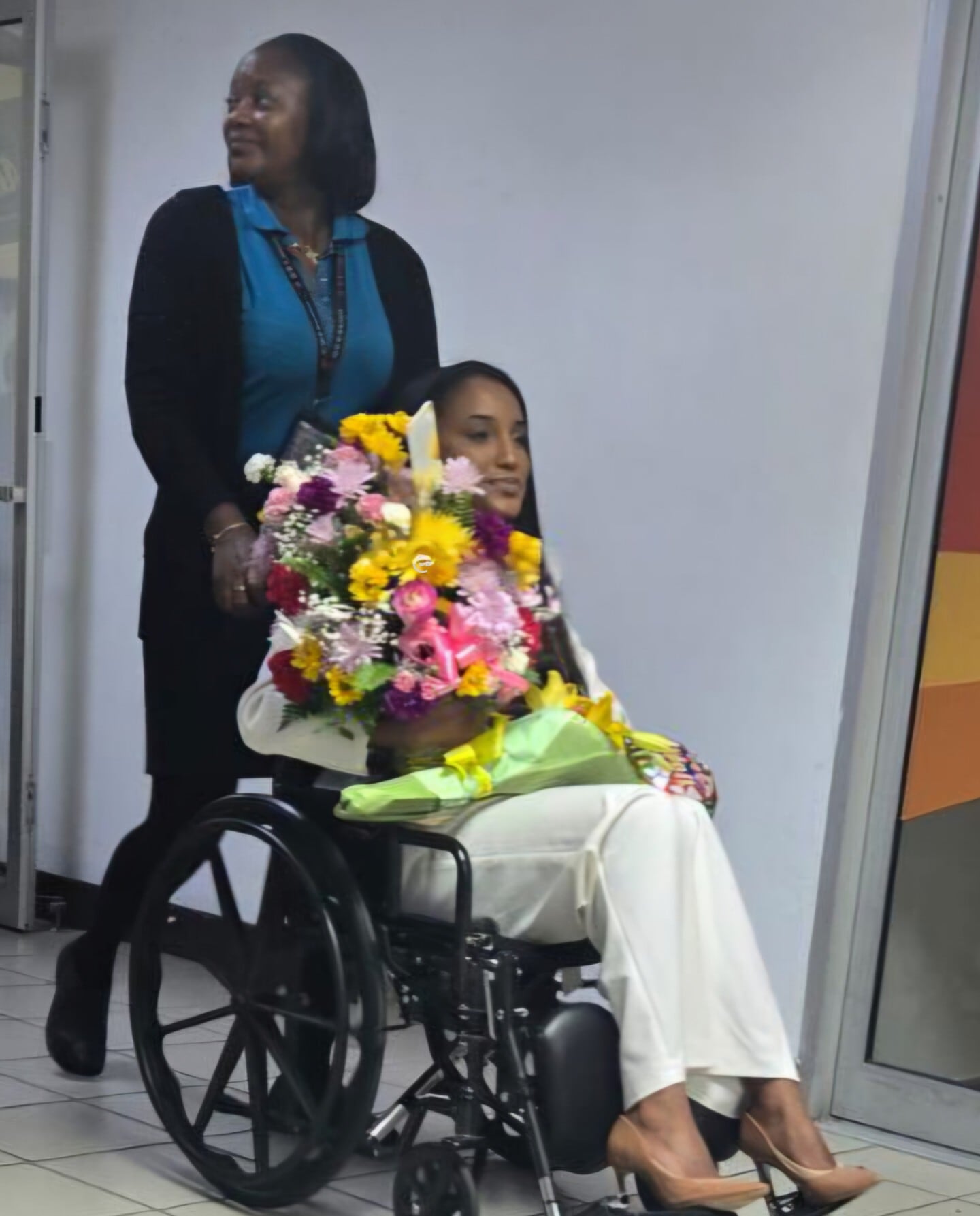 Miss Jamaica reaparece en silla de ruedas tras grave caída en Miss Universo 2025