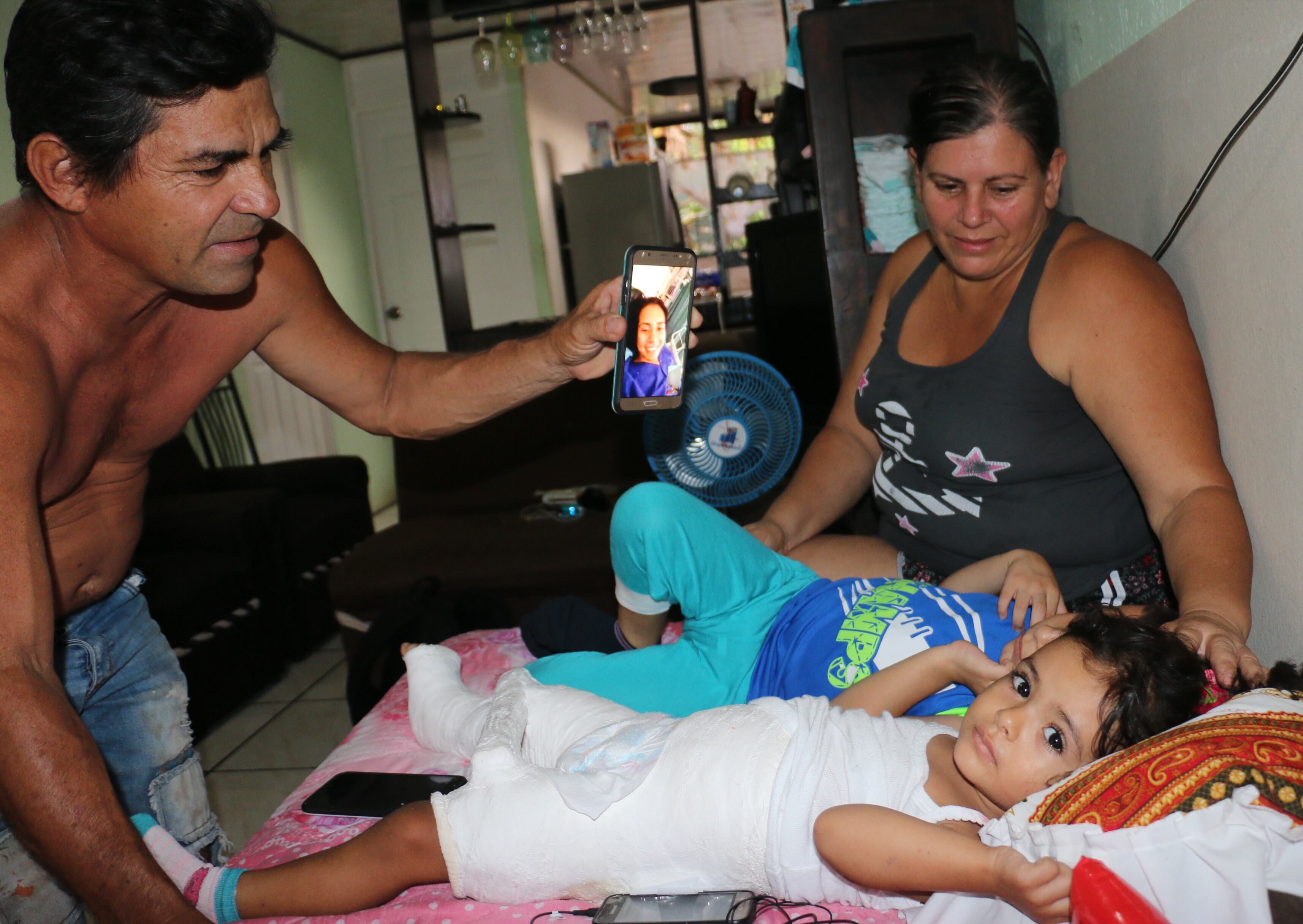 Joven de 23 años y sus dos hijos de 5 y 2 años sobreviven a choque entre taxi y patrulla de Policía Penitenciaria. Foto Reyner Montero