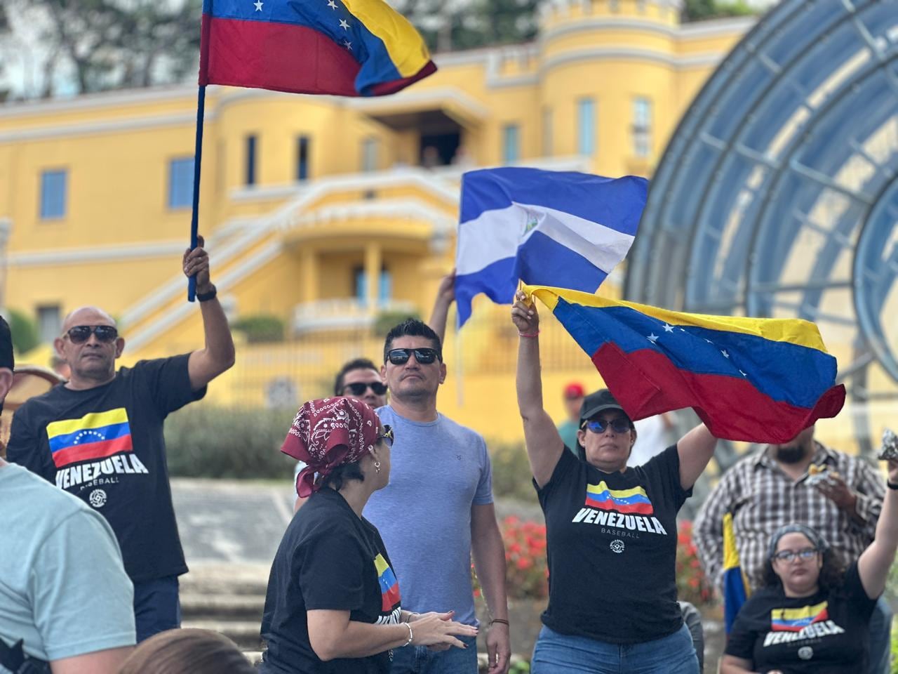Venezolanos se reunieron en la Plaza de la Democracia para celebrar la detención de Nicolás Maduro