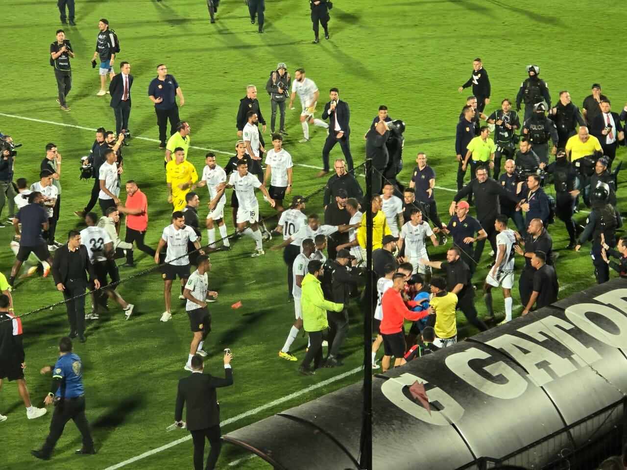 Los incidentes al finalizar la gran final entre Liga Deportiva Alajuelense y el Club Sport Herediano se dieron en el sector este de la cancha del Morera Soto, donde se ubican los banquillos.