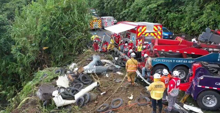 Rescate trailero en ruta 32. Foto Bomberos.