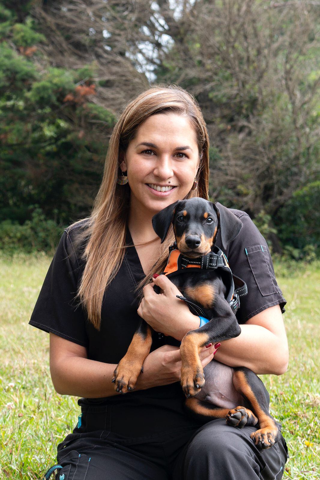 La doctora Gabriela Pacheco Guier, veterinaria y máster en etología clínica (rama de la veterinaria que estudia la conducta animal), lo dice sin rodeos: “El 80% de los casos que atiendo son por agresión de un perro a un humano, y la mayoría de esos ataques ocurren dentro de casas