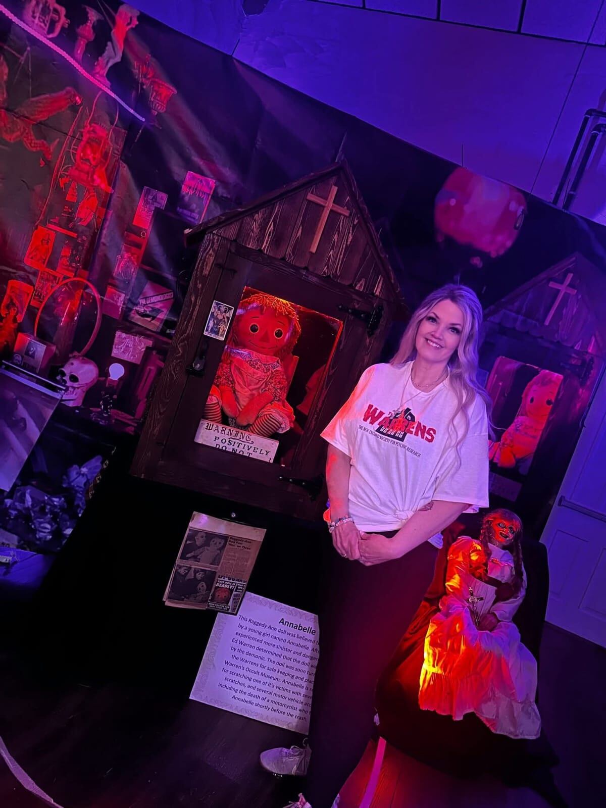 Gracias a los amigos de Investigación ParanormalCR, logramos establecer contacto hasta Estados Unidos con una experta en demonios que hace giras con la muñeca maldita Annabelle. El investigador paranormal tico, Israel Barrantes, ubicó a la demonóloga y nos ayudó con las preguntas.