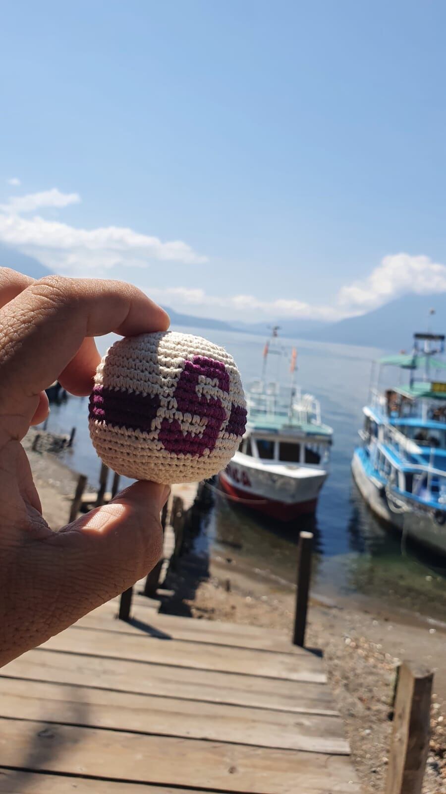 Ronny González, morado que compró una bolita con la S hecha por un artesano guatemalteco. Cortesía.