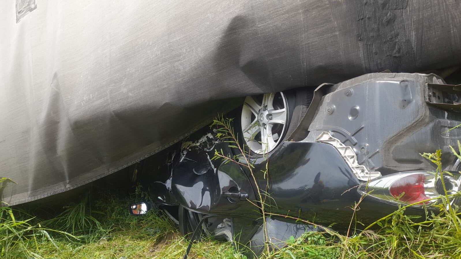 Una mujer de aproximadamente 30 años y un hombre de 28 años vivieron un completo milagro cuando viajaban en un carro y tras un accidente de tránsito un camión les cayó encima en Barranca, Puntarenas. Foto: Cortesía para LT
