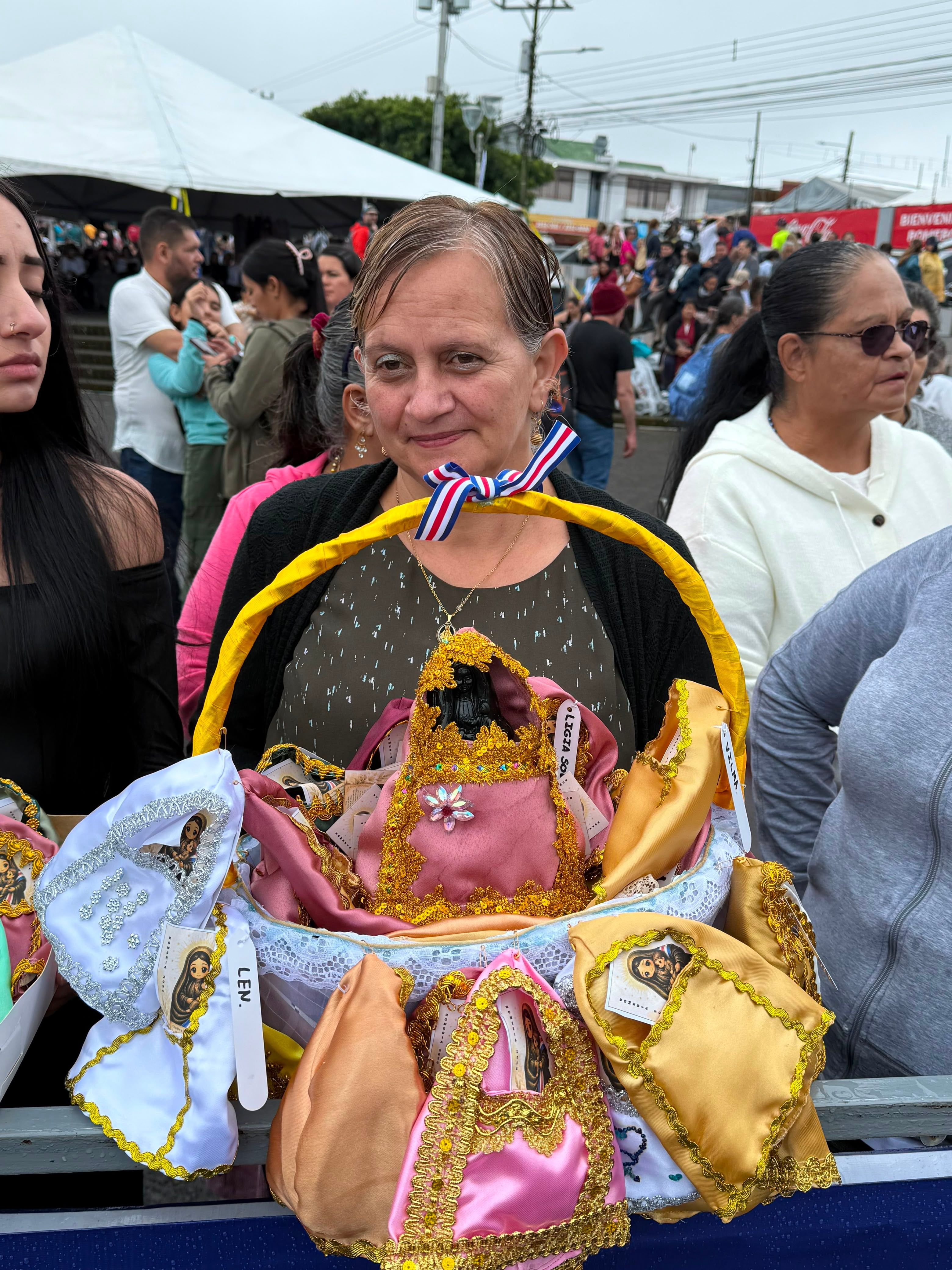 Desde hace 25 años doña Teresita y doña Rosa Abarca Rodríguez, de Quircot de Cartago hacen vestiditos para la virgencita de los Ángeles que le regalan a los enfermitos. En la foto sale doña Rosalita Sanabria Brenes de Santa Rosa de Oreamuno también hace vestiditos hace 25 años.