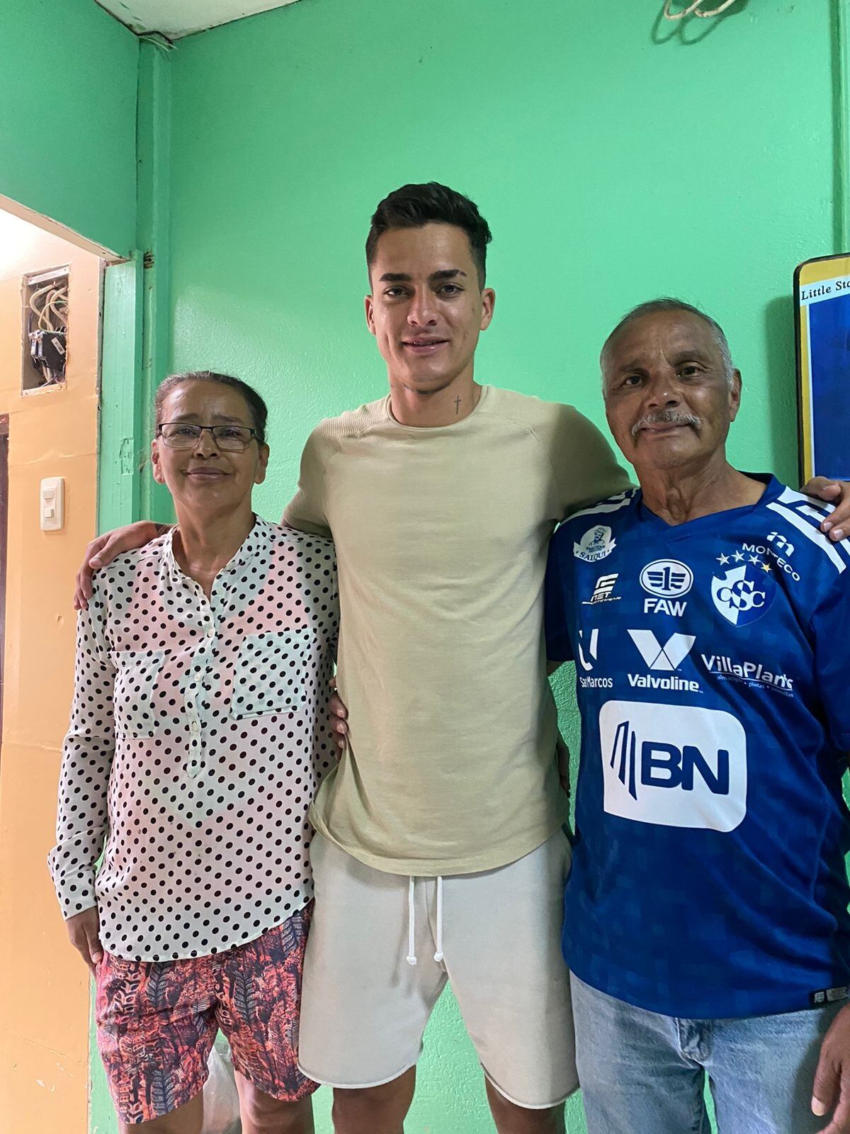 Carlos se desvive por sus abuelitos, doña Mayela y don Santiago. Cortesía.