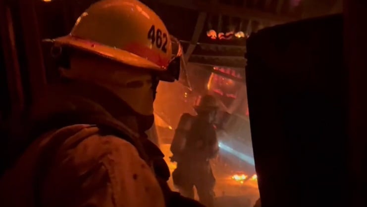Incendio destruye mueblería en barrio Cuba. Foto Bomberos.
