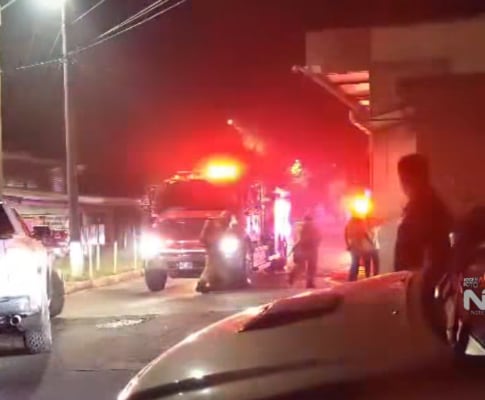 El Cuerpo de Bomberos envió unidades extintoras y ambulancias para controlar el incendio