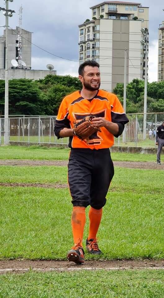 Deyvin Averruz Rizo, quien nació en la comarca Santa Bárbara del departamento de Jinotega, el 19 de agosto de 1993, llegó a Costa Rica hace 6 años con solo un maletín lleno de ropa y una montaña de sueños en la espalda