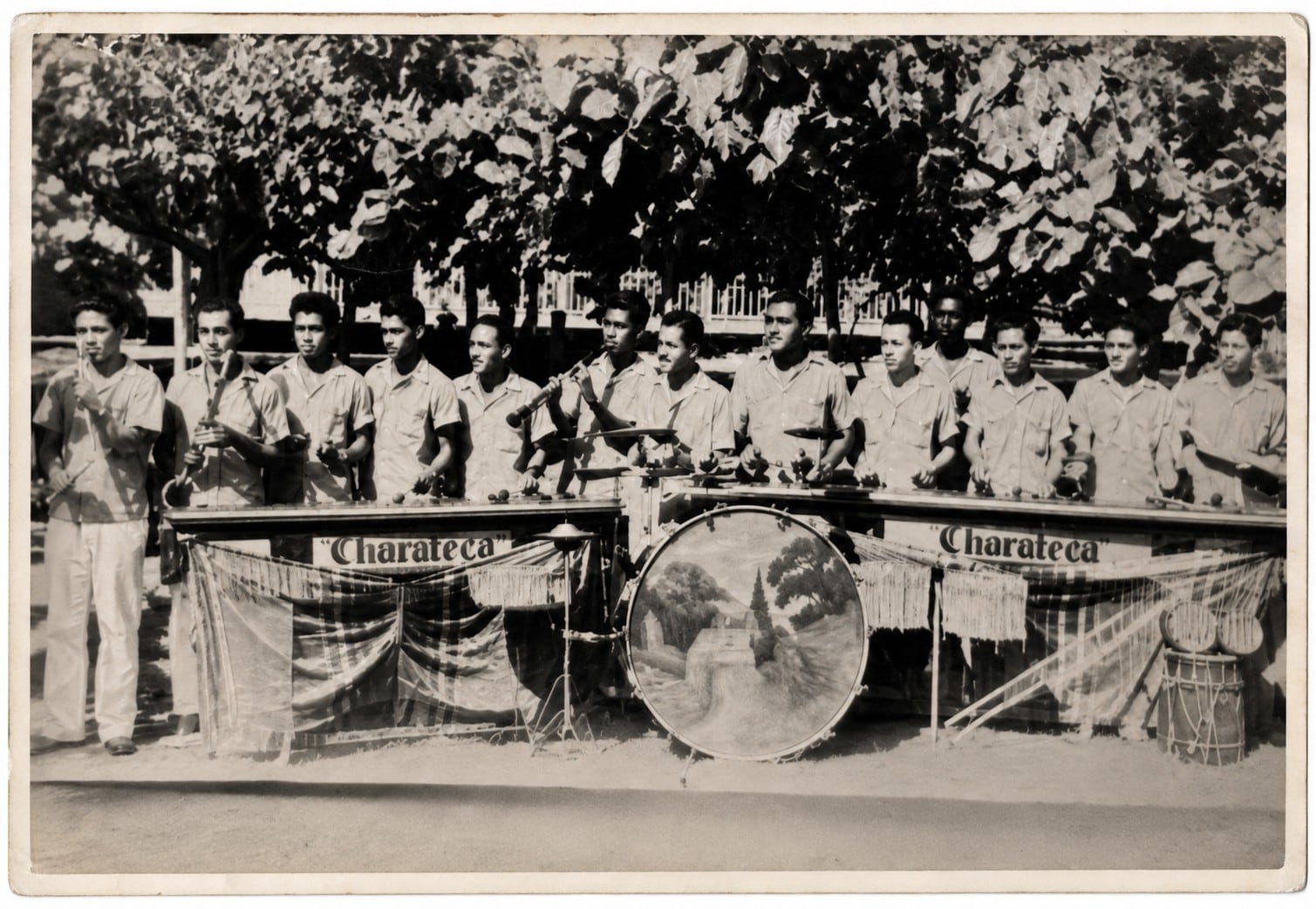 Profesor Raziel Acevedo de la UCR creció escuchando tocar a sus abuelos y ahora dirigirá a Costa Rica en el encuentro más importante del planeta para los marimbistas, el "Mundial de marimbas". En la foto la Marimba Chorotega en la única foto que aparece Manuel Acevedo Arrieta, quien es el quinto de izquierda a derecha.