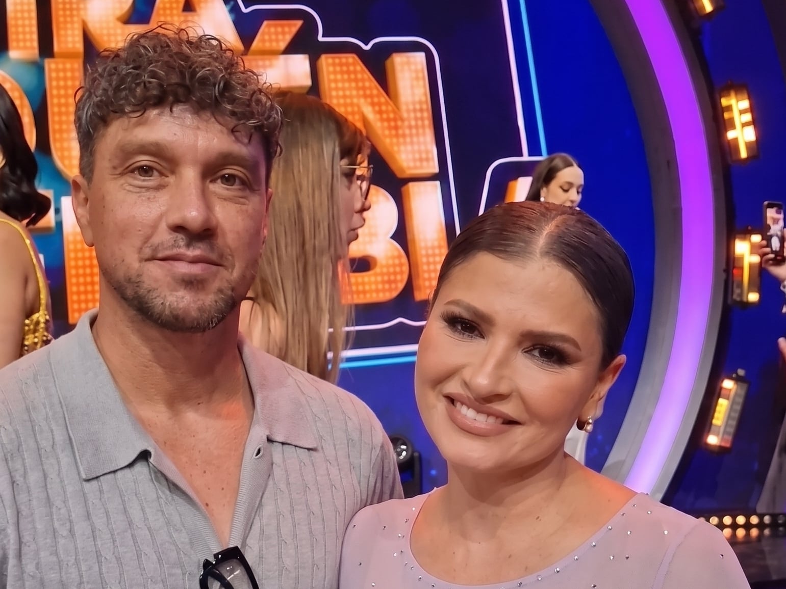 Christian Bolaños acompañó a su esposa Jasmine Salas en su primera gala de 'Mira quién baila'.