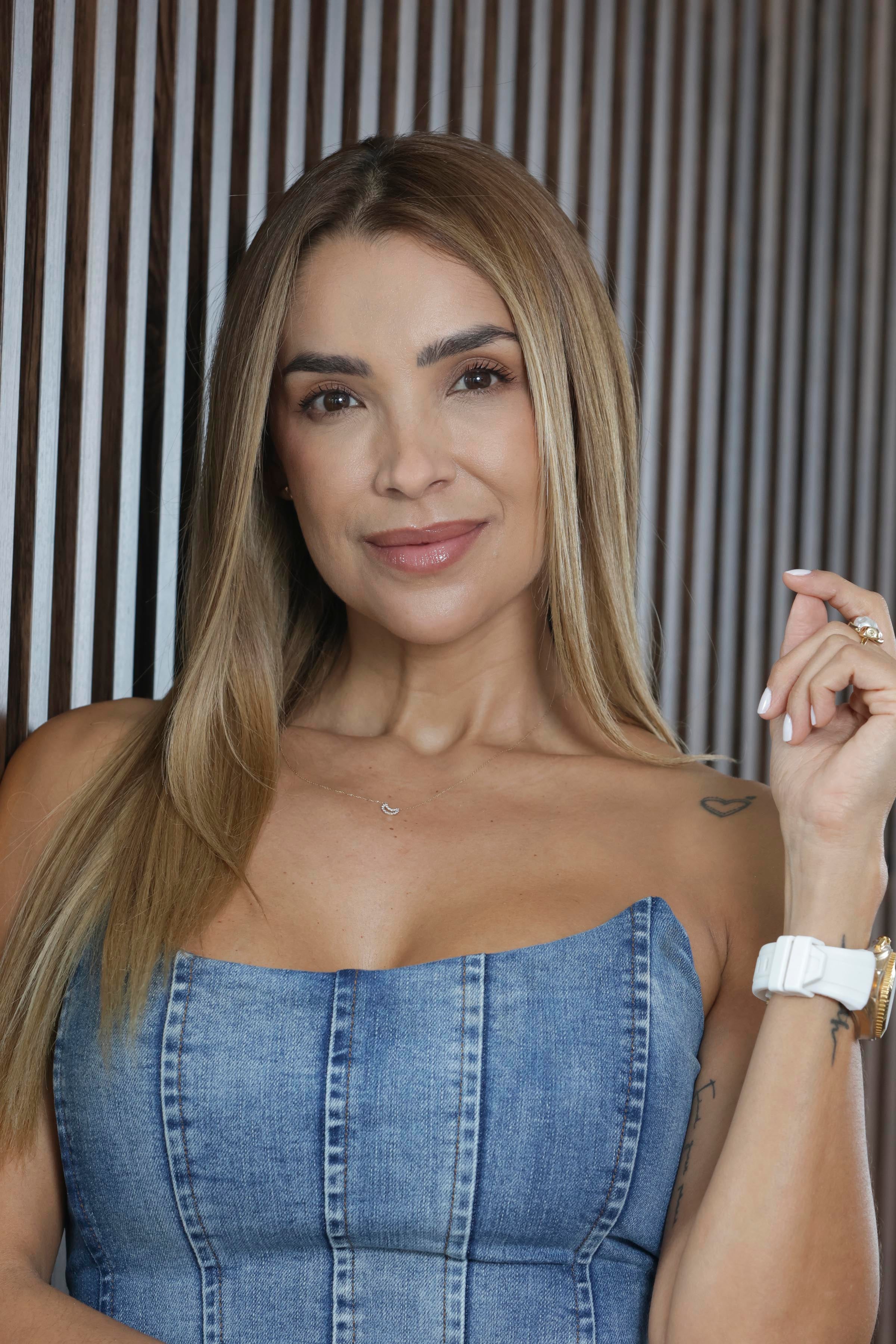 Retrato de Ericka Morera en su salón de belleza (((FOTOS EMBARGADAS HASTA SU PUBLICACION EN VIVA DE LA NACION)))