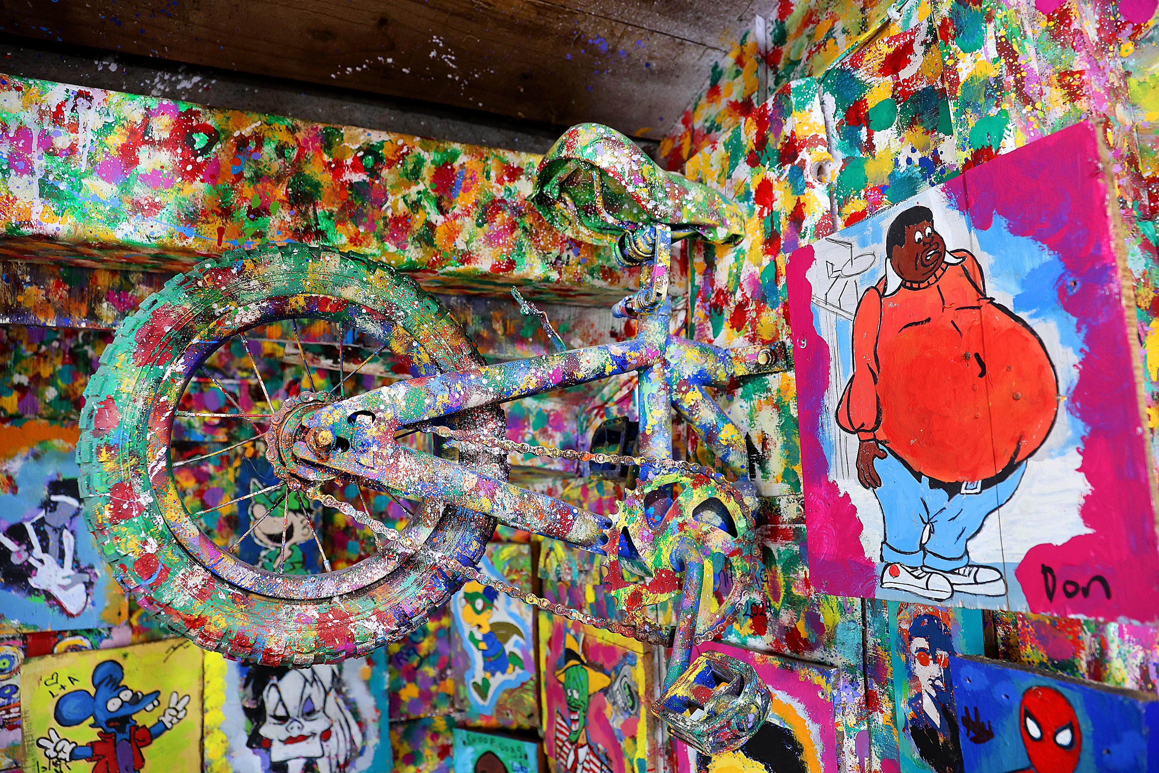 10/04/2024 Poasito de Alajuela. Café Pura Vida, en ruta hacia el Volcán Poás, unos 10 kilómetros antes del parque nacional, es un acogedor y encantador lugar que muestra desde la entrada hasta las paredes, cuadros y figuras, todas pintadas por su propietario Gustavo Sobrado, mucho de la idiosincracia costarricense. Sobrado, de hecho, afirma que su propósito es ofrecer hospitalidad a los turistas, sobre todo extranjeros, y que sientan que los ticos somos "pura vida" y que se lleven la mejor impresión del país. Foto: Rafael Pacheco Granados