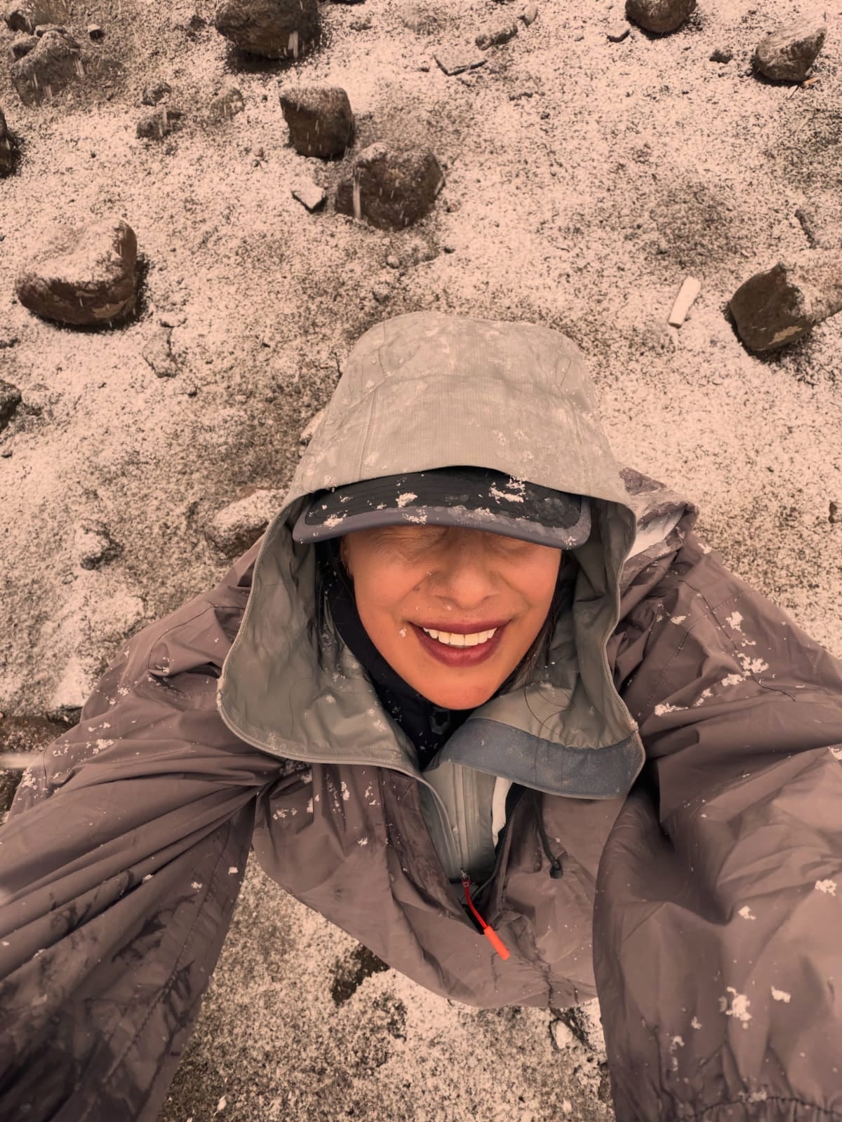 La montañista costarricense Ligia Madrigal alcanzó este viernes 30 de octubre la cima del Kilimanjaro, en Tanzania, África, y sumó así su cuarta conquista en el desafío internacional de las Siete Cumbres, que consiste en escalar la montaña más alta de cada continente.
