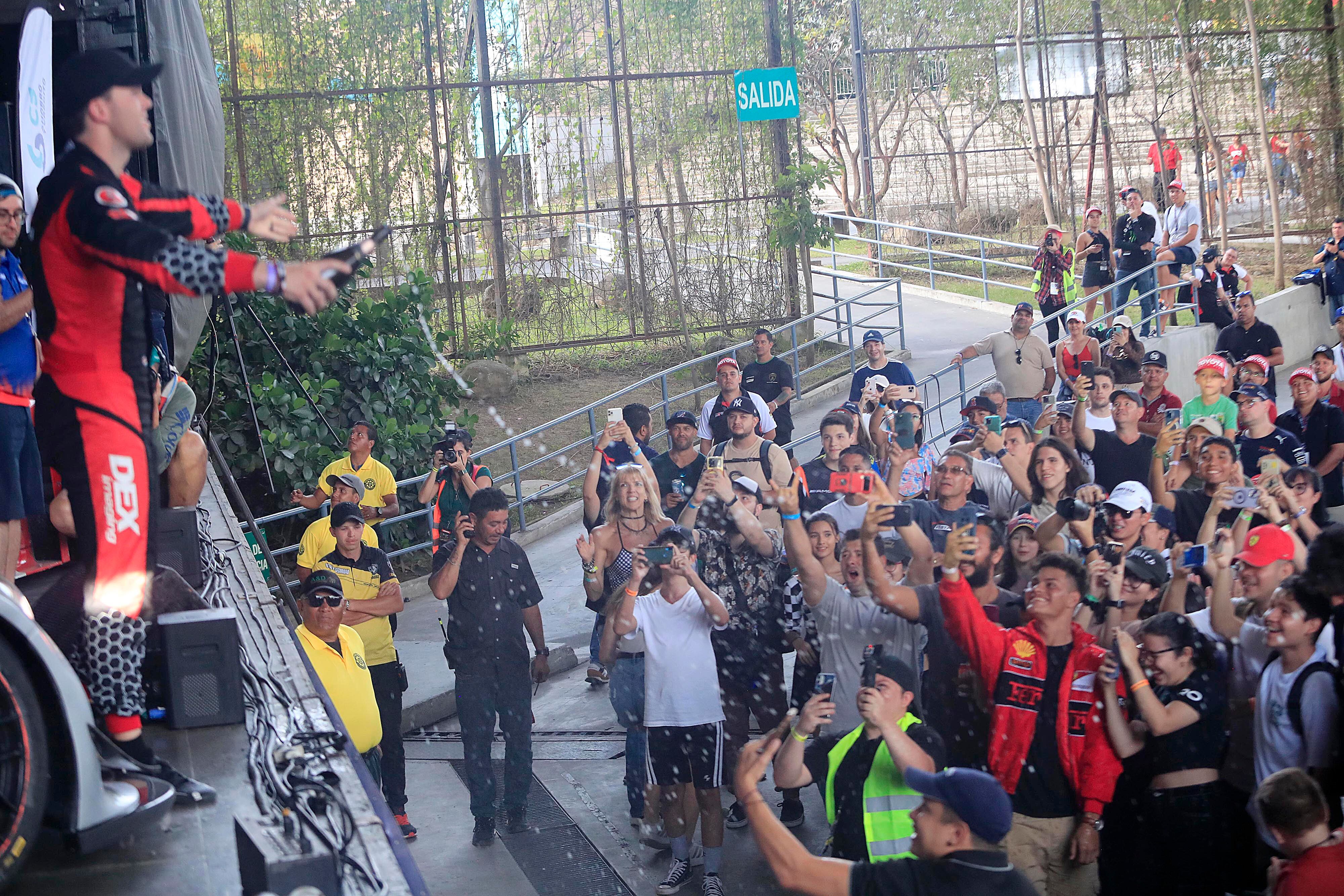 17/12/2023 Parque Viva. Este domingo se realizó la esperada competencia del gran evento automovilístico, las Tres Horas de Costa Rica, en la pista starcars.com.