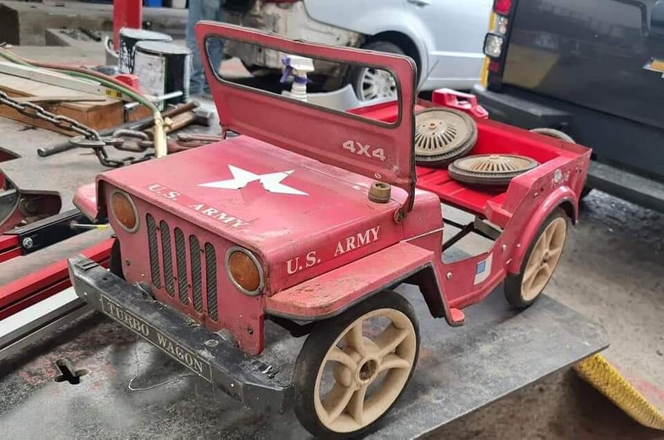 Alejandro Madrigal con su mini Jeep Willys. Cortesía.
