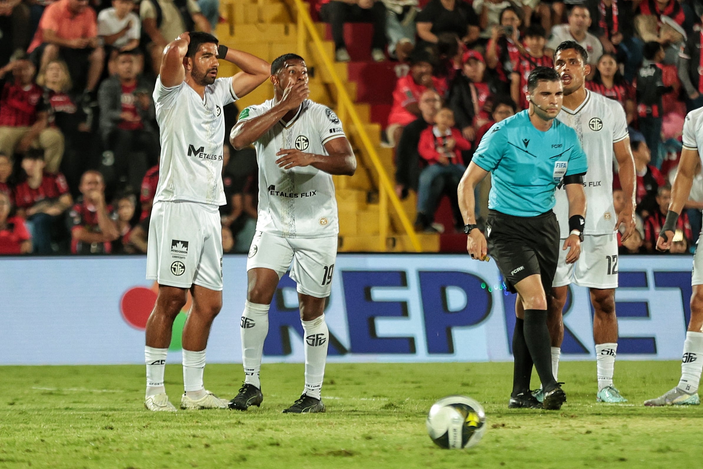 15/02/2025/ Juego entre Liga Deportiva Alajuelense vs Sporting FC en el estadio Alejandro Morera Soto / foto John Durán